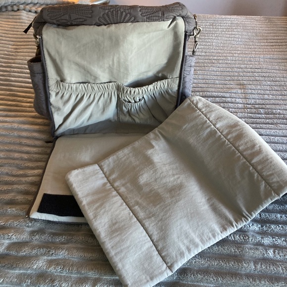 Petunia Pickle Bottom ~ Grey Quilted Baby Bag/Backpack Removable Changing Pad - Picture 5 of 16